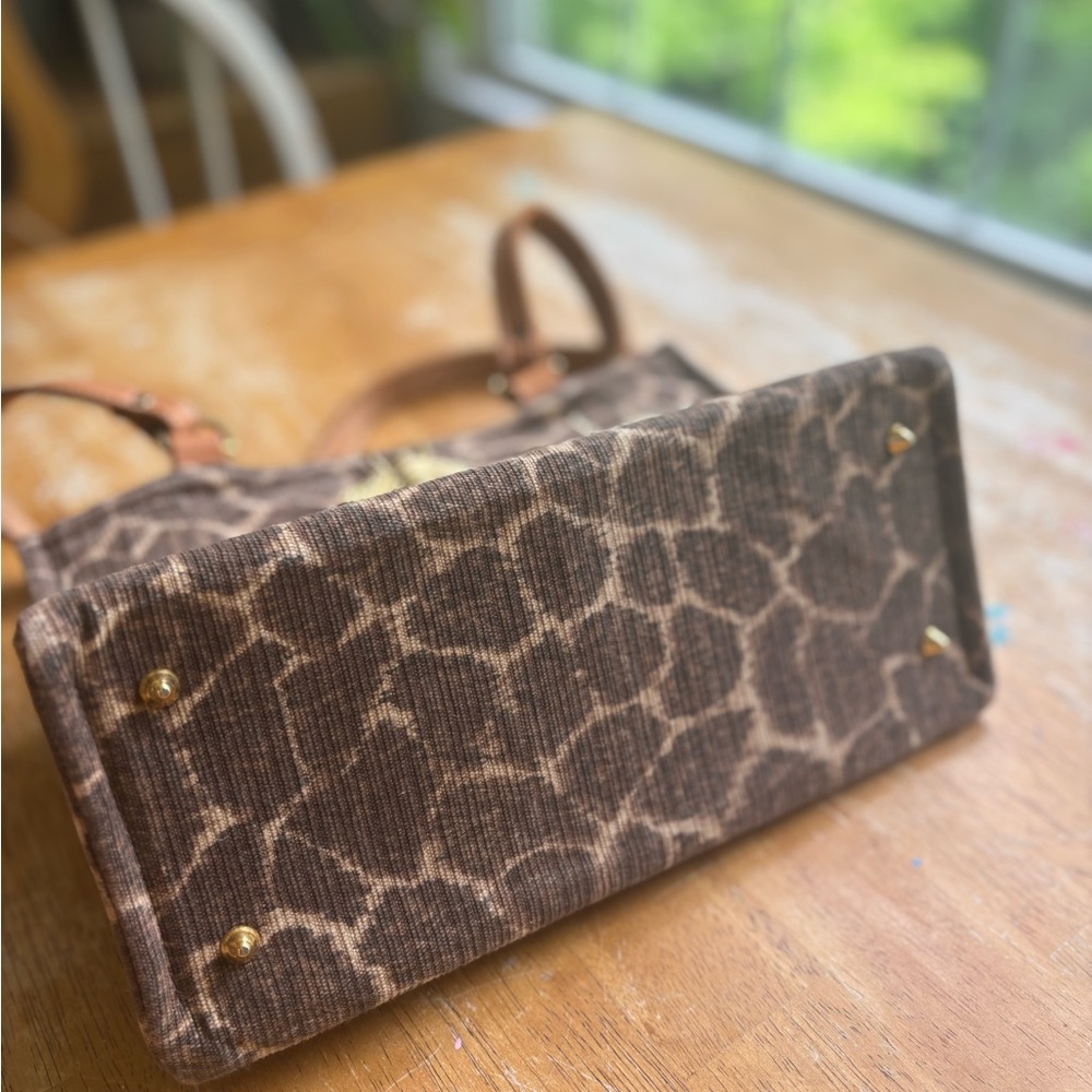 Giraffe print tote with Bee Broach and leather handles - Picture 4 of 11